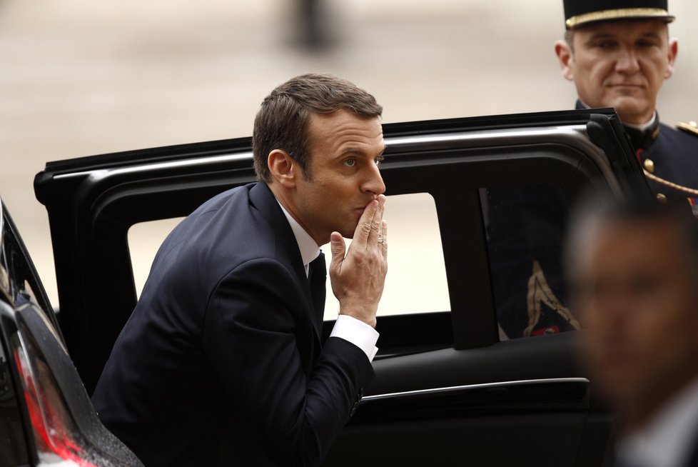 Devětatřicetiletý centrista Emmanuel Macron se stal nejmladším přímo zvoleným prezidentem Francie.