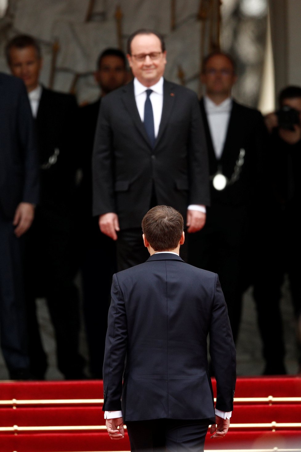 Úřad Macronovi v Elysejském paláci v Paříži slavnostně předal po pěti letech ve funkci jeho socialistický předchůdce François Hollande.