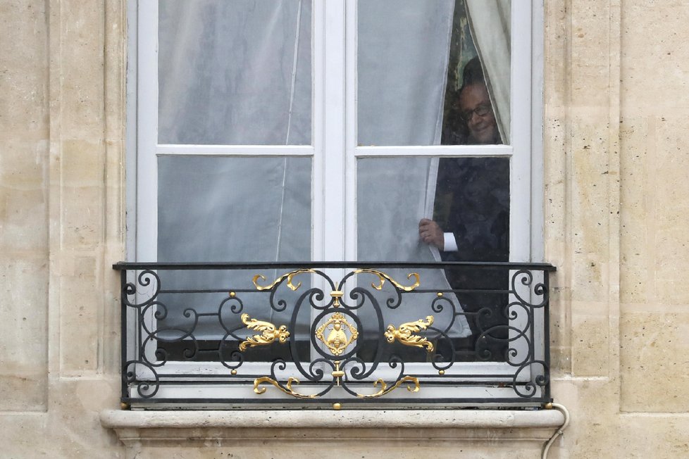 Hollade nakukuje na nádvoří Elysejského paláce.