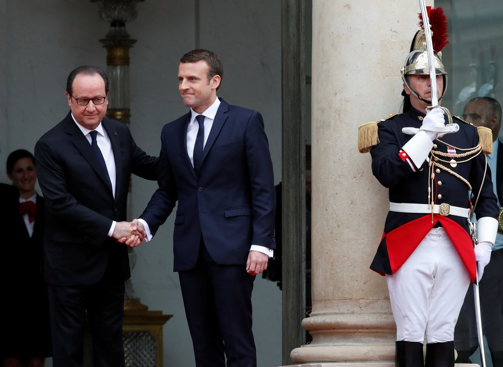 Rozhovor Macrona a Hollandea se protáhl, místo v 10:30 Hollande palác opustil až po jedenácté hodině.