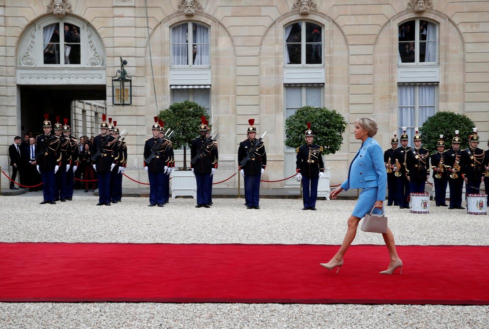 První dáma musela dojít do paláce bez doprovodu