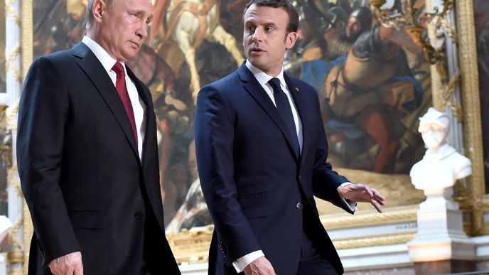 Emmanuel Macron se setkal ve Francii s ruským prezidentem Vladimirem Putinem