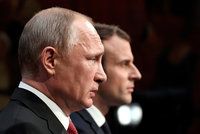 Macron vytáhl na Putina gaye i chemické zbraně. „Mluvili jsme otevřeně“