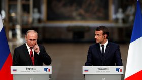 Emmanuel Macron se setkal ve Francii s ruským prezidentem Vladimirem Putinem