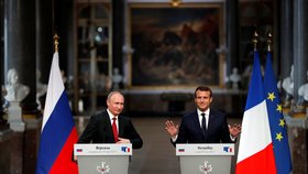 Emmanuel Macron se setkal ve Francii s ruským prezidentem Vladimirem Putinem