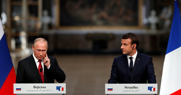 Macron si volal s Putinem, Merkelová s Lukašenkem. Zmírní napětí na běloruských hranicích?