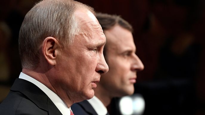 Emmanuel Macron se setkal ve Francii s ruským prezidentem Vladimirem Putinem