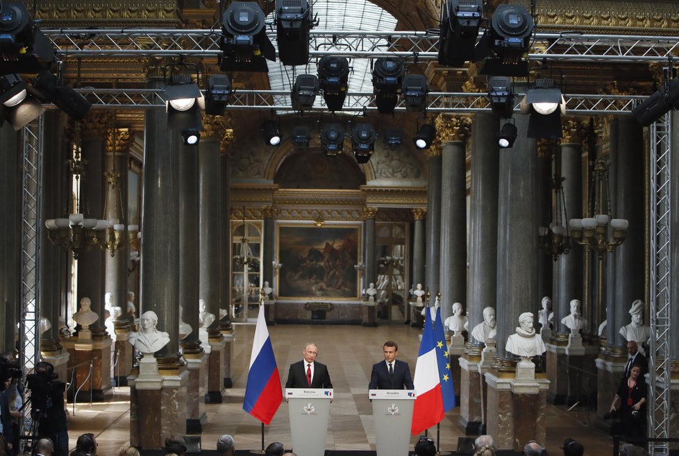 Emmanuel Macron se setkal ve Francii s ruským prezidentem Vladimirem Putinem.