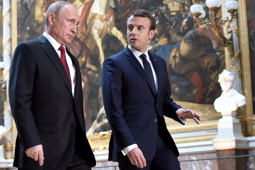 Emmanuel Macron se setkal ve Francii s ruským prezidentem Vladimirem Putinem.