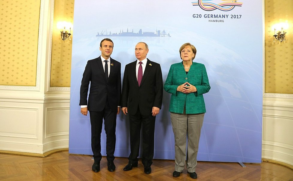 Emmanuel Macron s Vladimirem Putinem a Angelou Merkelovou, srpen 2017