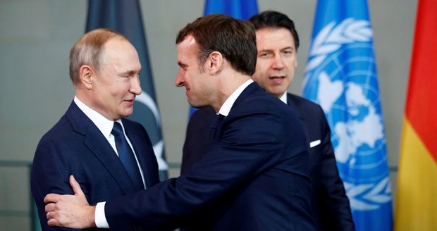 „Nevěřím na zázraky.“ Macron s Putinem se sešli kvůli napětí kolem Ukrajiny