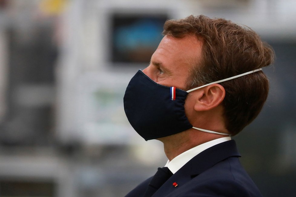 Emmanuel Macron ve stylové francouzské roušce značky Chanteclai (7. 5. 2020)