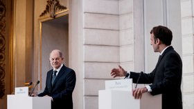 Francouzský prezident Macron přijal kancléře Scholze, oslovil ho „drahý Olafe“ (10. 12. 2021)