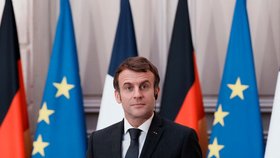 Francouzský prezident Macron přijal kancléře Scholze, oslovil ho „drahý Olafe“ (10. 12. 2021)