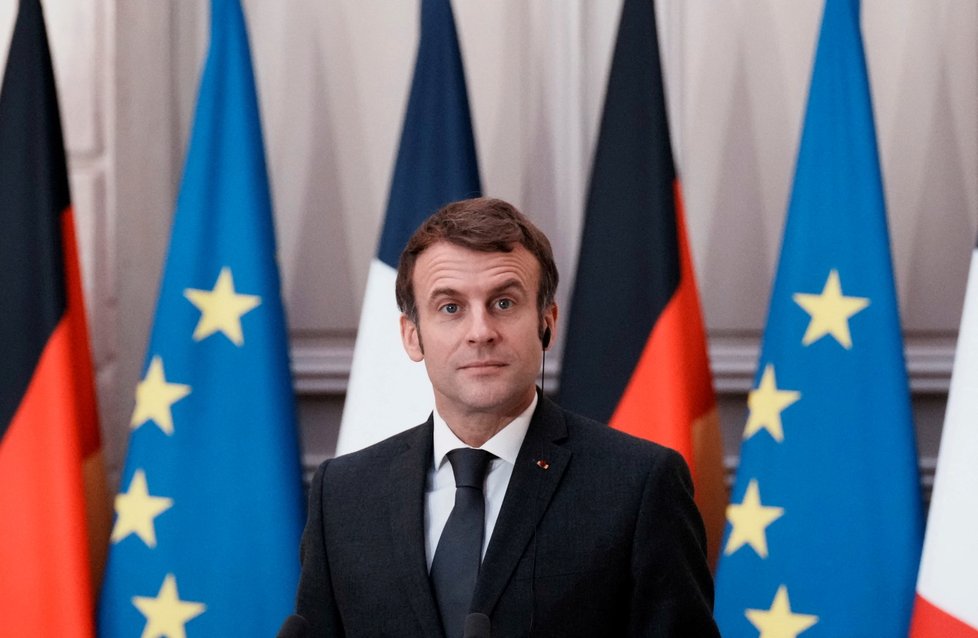 Francouzský prezident Macron přijal kancléře Scholze, oslovil ho „drahý Olafe“ (10. 12. 2021)