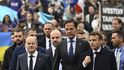 Francouzský prezident Macron, německý kancléř Scholz a nizozemský premiér Rutte přišli na Hrad na summit společně pěšky, komentář médiím neposkytli.