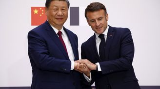 Čínský prezident si v Paříži vyslechl kritiku nekalých praktik. Reagoval popřením
