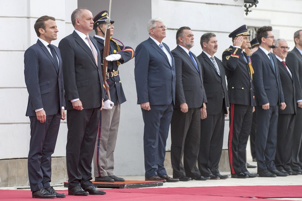 Být pevnou součástí Evropské unie je životním zájmem Slovenska, prohlásil dnes po schůzce se svým francouzským protějškem Emmanuelem Macronem slovenský prezident Andrej Kiska. Macron před novináři odmítl dělení Evropy na západní a východní část.