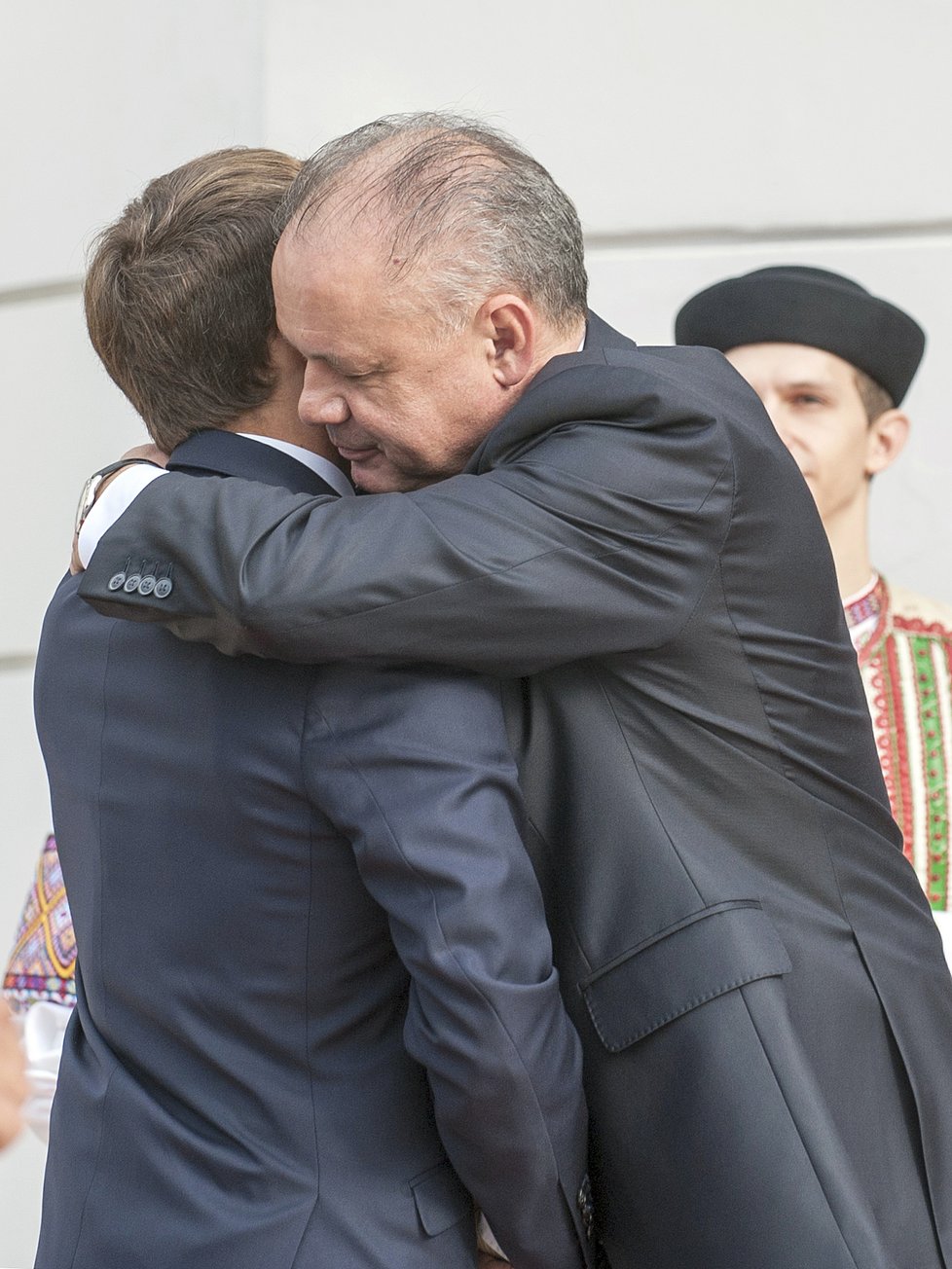 Být pevnou součástí Evropské unie je životním zájmem Slovenska, prohlásil dnes po schůzce se svým francouzským protějškem Emmanuelem Macronem slovenský prezident Andrej Kiska. Macron před novináři odmítl dělení Evropy na západní a východní část.