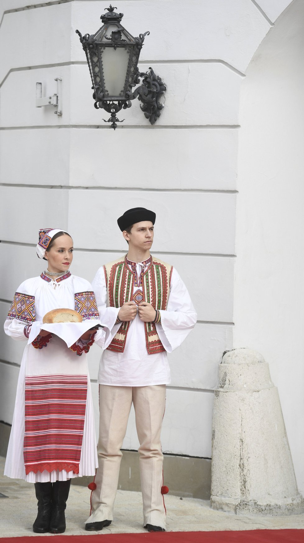 Být pevnou součástí Evropské unie je životním zájmem Slovenska, prohlásil dnes po schůzce se svým francouzským protějškem Emmanuelem Macronem slovenský prezident Andrej Kiska. Macron před novináři odmítl dělení Evropy na západní a východní část.