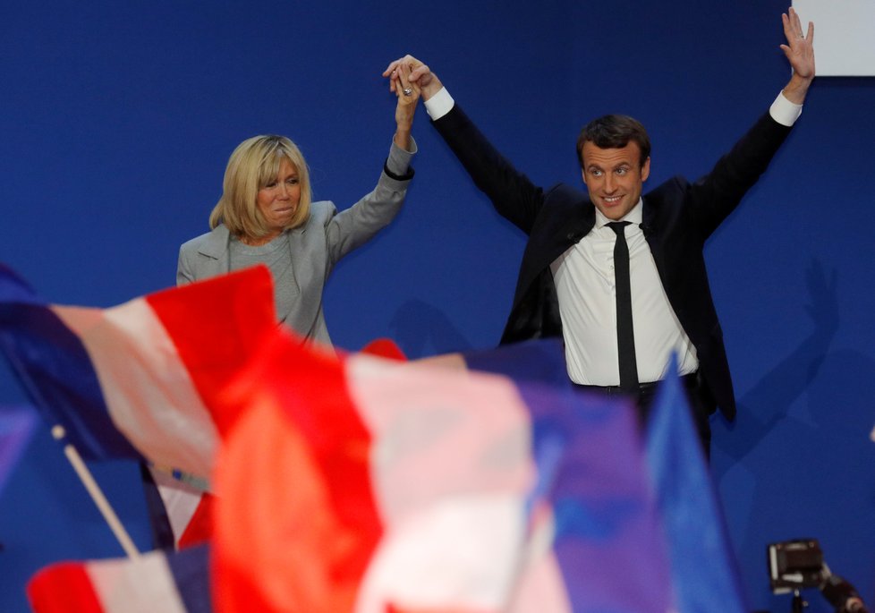 Emmanuel Macron s manželkou Brigitte Trogneuxovou.