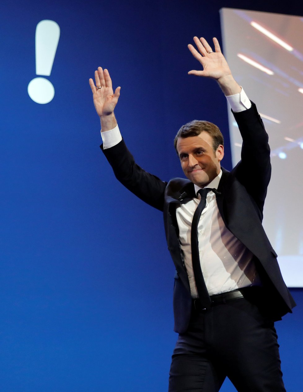 Macron nosí snubní prsten na každé ruce.