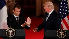 Americký prezident Donald Trump (vpravo) a jeho francouzský protějšek Emmanuel Macron v Bílém domě