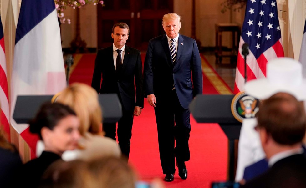 Americký prezident Donald Trump (vpravo) a jeho francouzský protějšek Emmanuel Macron v Bílém domě