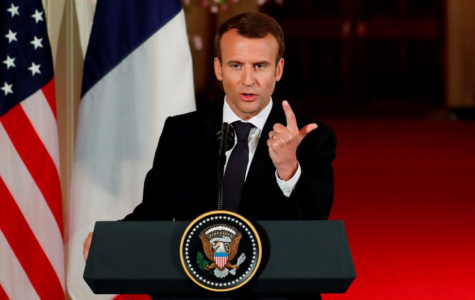 Francouzský prezident Emmanuel Macron v úterý přirovnal obsah telefonických rozhovorů s americkým prezidentem Donaldem Trumpem a jinými státníky k obsahu klobás. Nepřímo vzkázal, že je radno o něm raději nic nevědět.