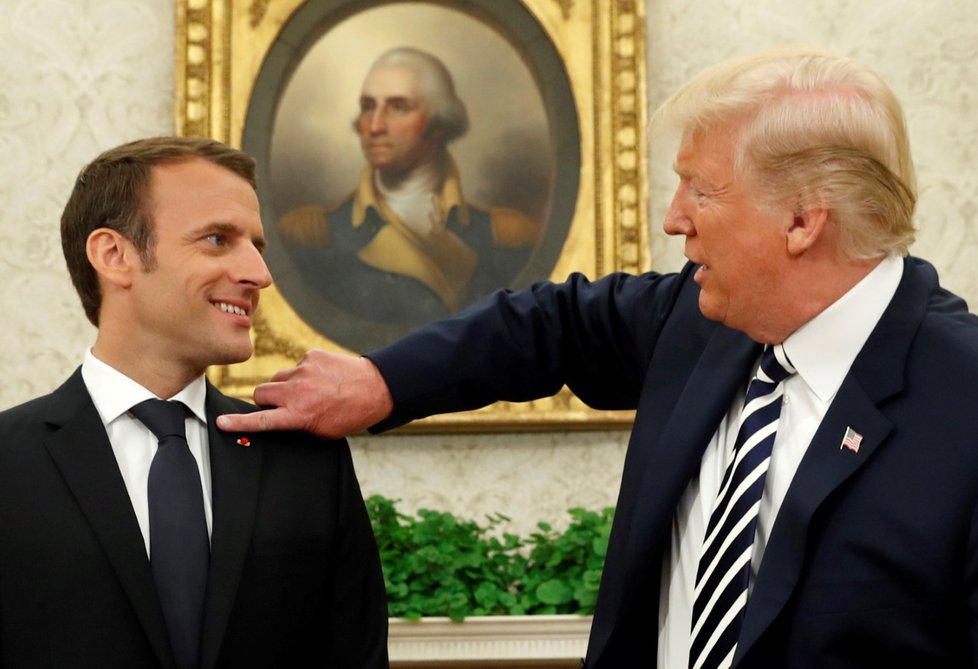 Americký prezident Donald Trump (vpravo) a jeho francouzský protějšek Emmanuel Macron v Bílém domě