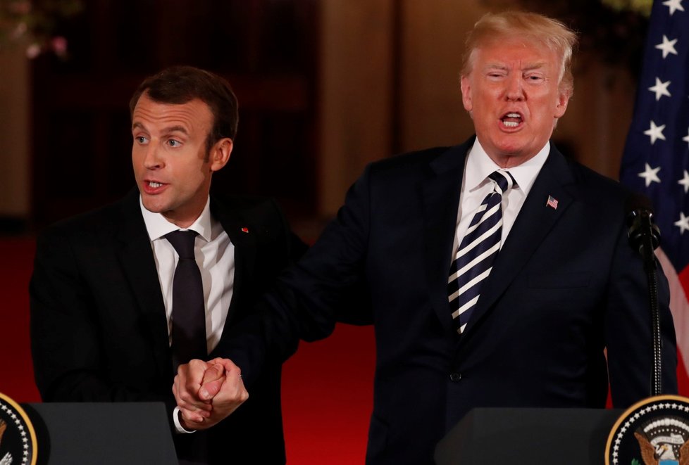 Americký prezident Donald Trump (vpravo) a jeho francouzský protějšek Emmanuel Macron v Bílém domě