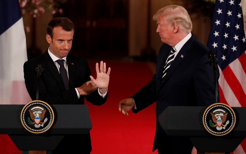 Americký prezident Donald Trump (vpravo) a jeho francouzský protějšek Emmanuel Macron v Bílém domě