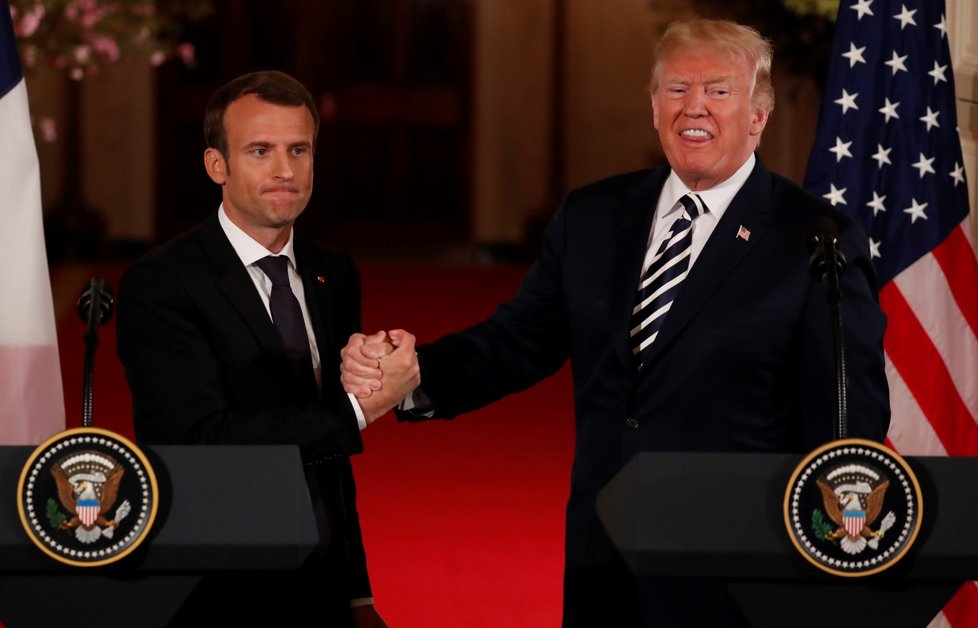 Americký prezident Donald Trump (vpravo) a jeho francouzský protějšek Emmanuel Macron v Bílém domě