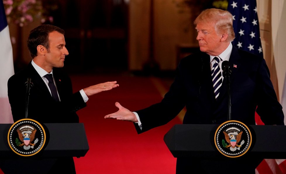 Americký prezident Donald Trump (vpravo) a jeho francouzský protějšek Emmanuel Macron v Bílém domě
