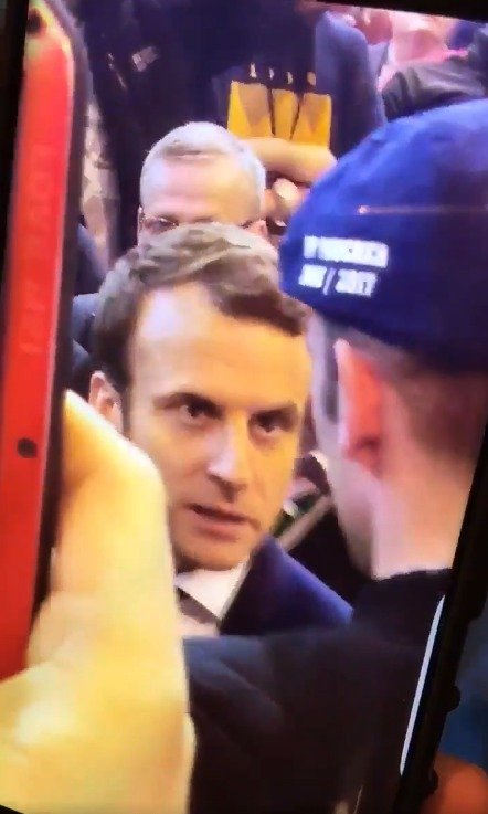 Prezidentský kandidát Emmanuel Macron to schytal vejcem do hlavy.