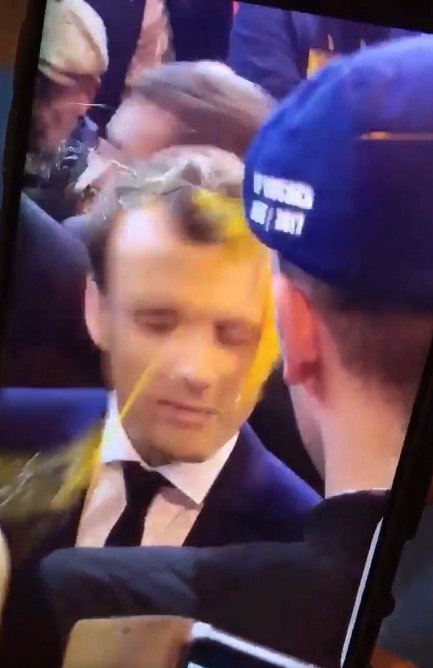 Prezidentský kandidát Emmanuel Macron to schytal vejcem do hlavy.