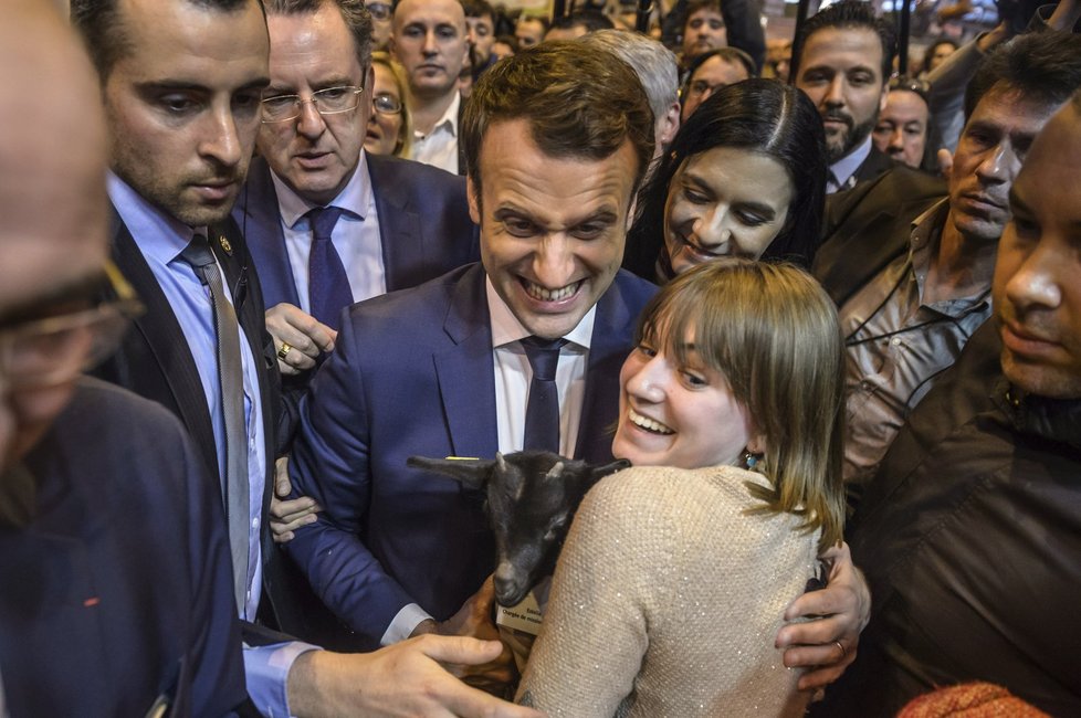 Emmanuel Macron během zemědělské výstavy v Paříži.