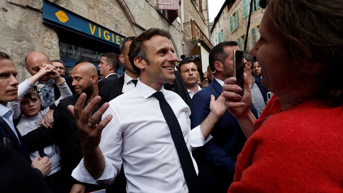 Podle prvních projekcí zvítězil ve francouzských prezidentských volbách současný šéf Elysejského paláce Emmanuel Macron. Získal kolem 58 procent hlasů a stejně jako před pěti lety porazil Marine Le Penovou.