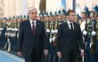 Francouzský prezident Emmanuel Macron (vpravo) na návštěvě Kazachstánu.