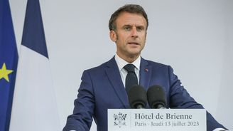 Při nepokojích můžeme zablokovat sociální sítě, tvrdí Macron. Autoritářské praktiky čelí kritice