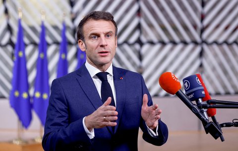 Francouzský prezident Emmanuel Macron při příchodu na summit Evropské unie