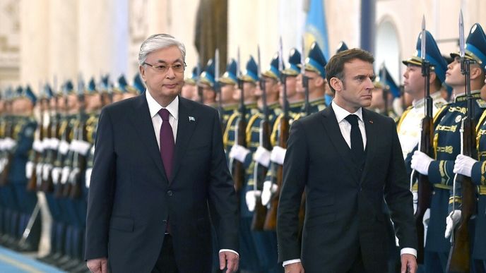 Francouzský prezident Emmanuel Macron (vpravo) na návštěvě Kazachstánu.