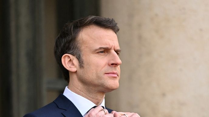 Francouzský prezident Emmanuel Macron vzbudil zmatek výrokem o vslání vojáků n Ukrajinu.