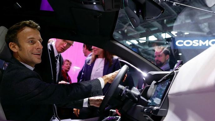 Francouzský prezident Emmanuel Macron sedí ve voze Peugeot DS 7 při návštěvě pařížského autosalonu 17. října 2022.