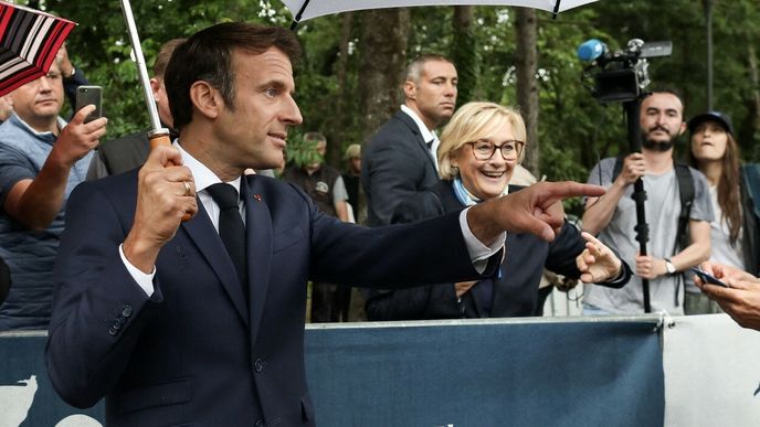 Francouzský prezident Emmanuel Macron je v obtížné situaci a bude nesnadno hledat spojence v parlamentu.