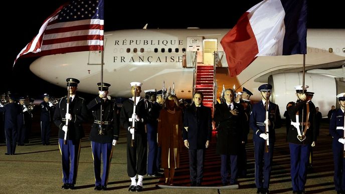 Francouzský prezident Emmanuel Macron chce během návštěvy Spojených států zažehnat rozpory.