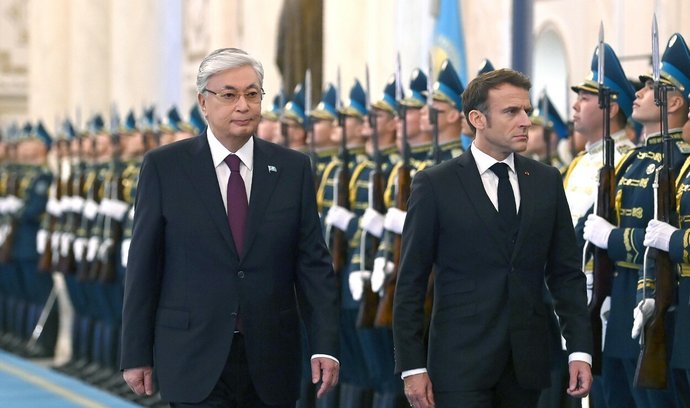 Macron potřebuje kazašský uran pro francouzské reaktory. Střední Asii chce zbavit ruského vlivu