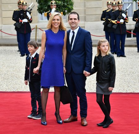 Laurence Auzière-Jourdanová s rodinou na první inauguraci svého spolužáka a otčíma Emmanuela Macrona (14. 5. 2017)