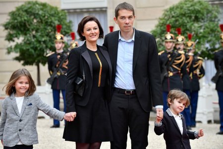 Sébastien Auzière s chotí Christelle, dcerou Camille a synem Paulem na první Macronově inauguraci (14. 5. 2017)