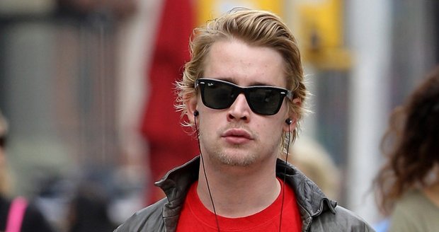 Macaulay Culkin už z dětských rolí vyrostl